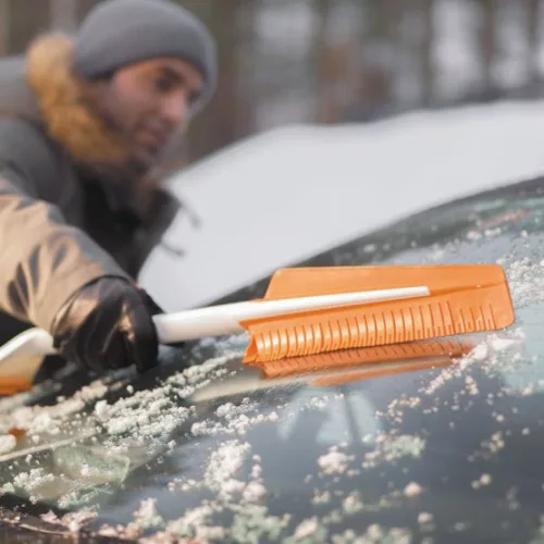 Fiskars hó-jégkaparó és kefe SnowXpert