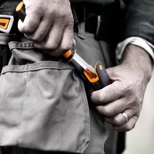 Fiskars általános kés, tokba épített élezővel