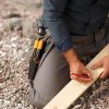 Fiskars általános kés, tokba épített élezővel
