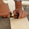 Fiskars kés épületgépészeti munkákhoz, tokba épített élezővel