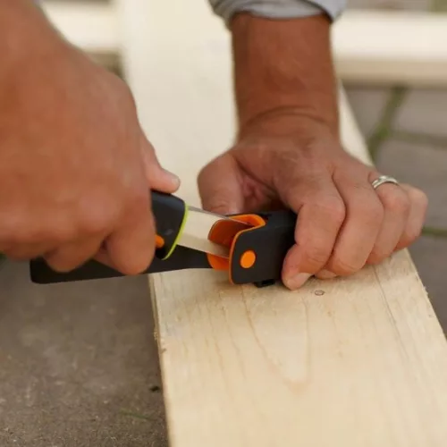 Fiskars kés épületgépészeti munkákhoz, tokba épített élezővel