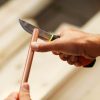 Fiskars kés épületgépészeti munkákhoz, tokba épített élezővel