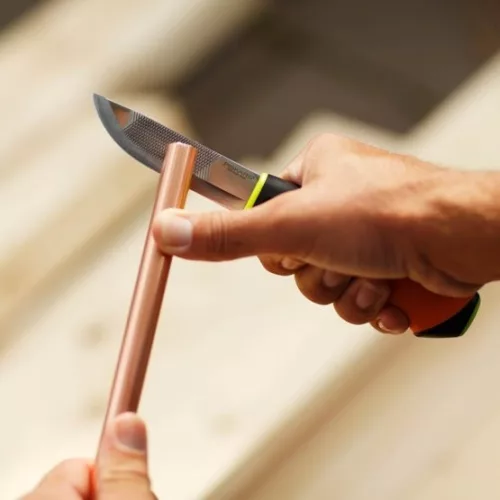 Fiskars kés épületgépészeti munkákhoz, tokba épített élezővel