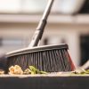 Fiskars univerzális kültériseprű (M) nyéllel Solid