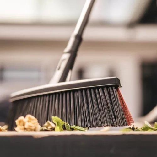 Fiskars univerzális kültériseprű (M) nyéllel Solid
