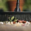 Fiskars univerzális kültériseprű (M) nyéllel Solid
