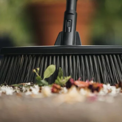 Fiskars univerzális kültériseprű (M) nyéllel Solid