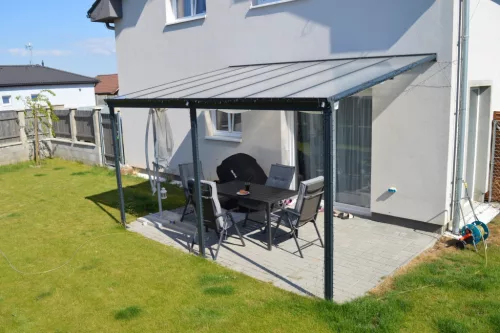 Alumínium pergola Wall 33 antracit + opal PC
