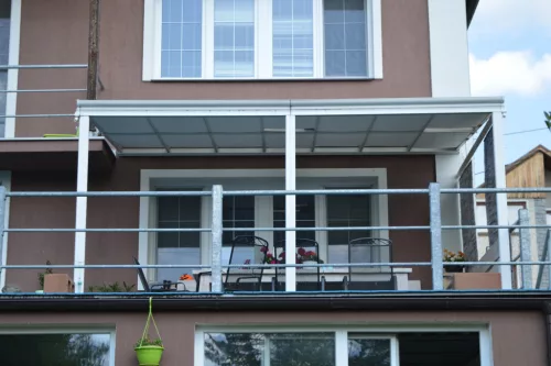 Alumínium pergola Wall 33 fehér + opal PC