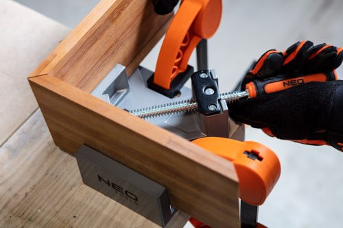 Neo sarokszorító 70 mm