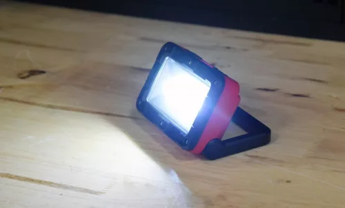 Yato akkus LED reflektor 300 lm (akku+töltő)